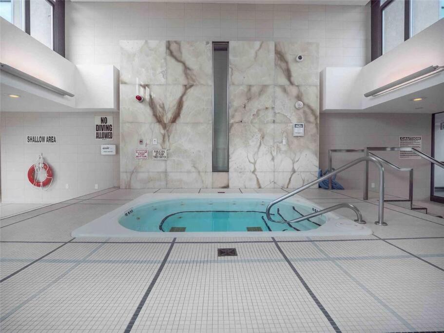 Lakeview Condo In Downtown With Free Parking. Toronto Esterno foto