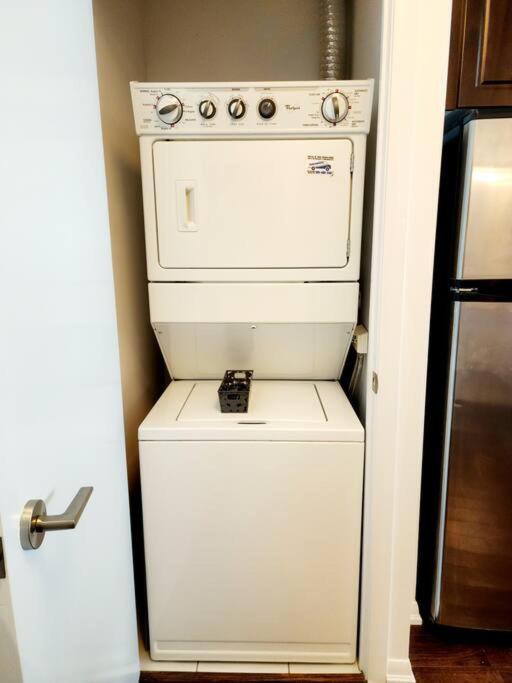 Lakeview Condo In Downtown With Free Parking. Toronto Esterno foto