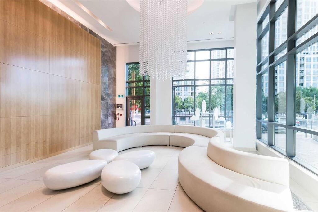 Lakeview Condo In Downtown With Free Parking. Toronto Esterno foto