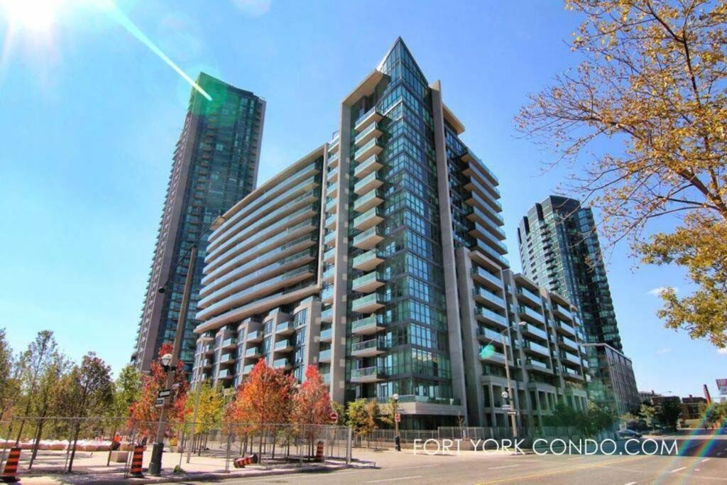 Lakeview Condo In Downtown With Free Parking. Toronto Esterno foto