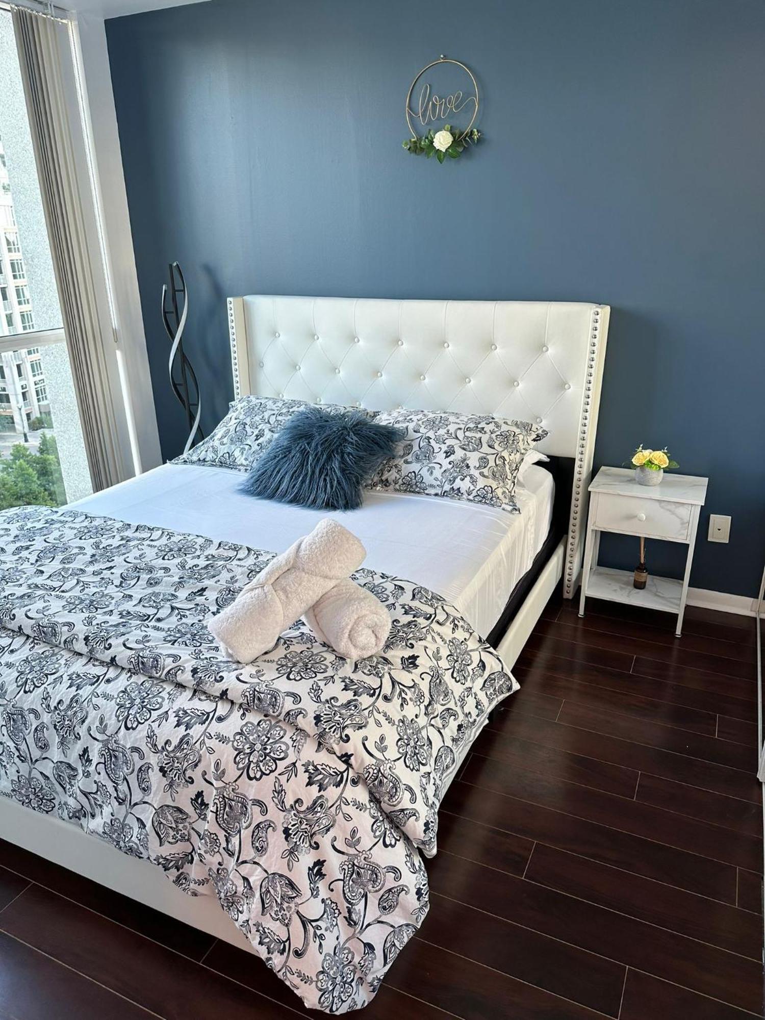 Lakeview Condo In Downtown With Free Parking. Toronto Esterno foto